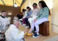 5690378 MWhuxarPy El papa Francisco lava y besa los pies a doce reclusas en Roma, Italia