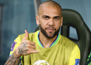 Padre de Neymar habría pagado la fianza del ex futbolista Dani Alves
