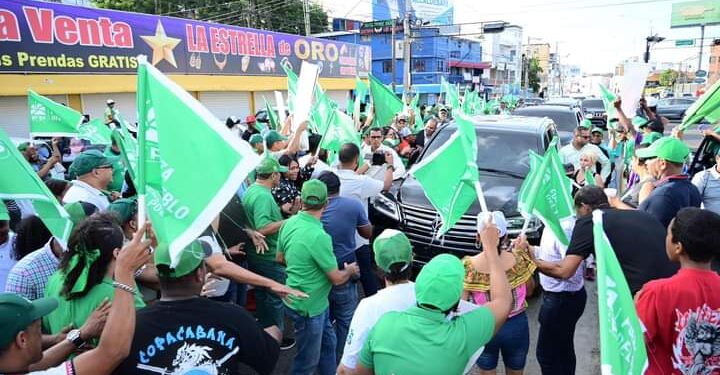 ¡A toque de banderas y manos! Leonel moviliza la FP por todo el país y el exterior 