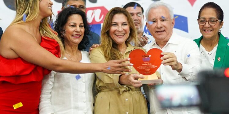 PRM presenta movimiento de mujeres “Decora con Luis de Corazón”