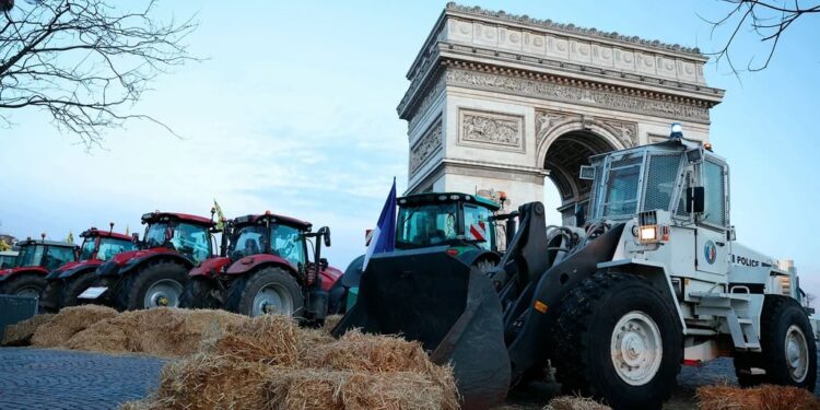 Casi 70 detenidos tras una manifestación sorpresa de agricultores en París 