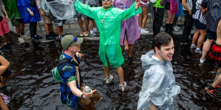 Lluvias récord hacen que los asistentes huyan de conciertos en Miami 