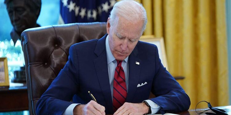 Presidente Biden firma ley que evita un cierre parcial del Gobierno de EE.UU.