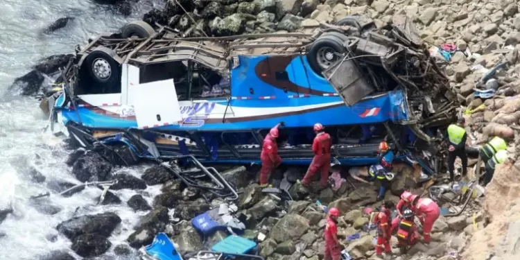 Mueren 25 personas en un accidente de autobús en Perú