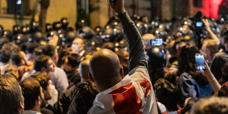 Enfrentamientos entre policías manifestantes durante protestas en Georgia