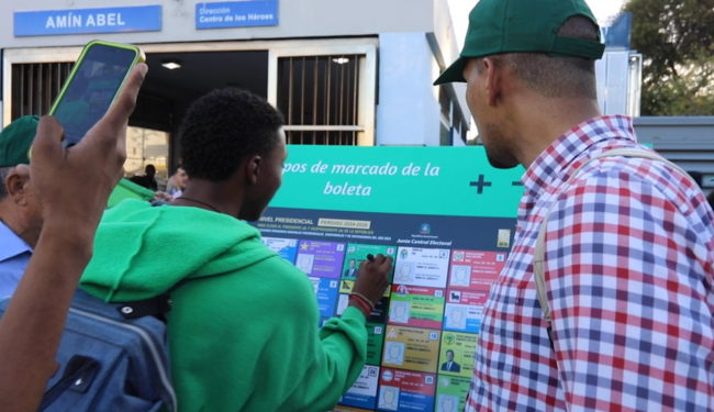 Seguidores de Leonel se movilizan en todas las estaciones del Metro de SD