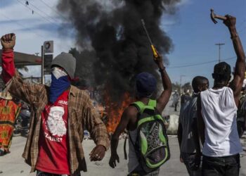 Integrantes de banda asaltan comisaría y secuestran a varios policías en Haití