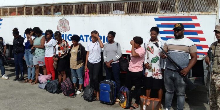 CESFronT detiene a 72 haitianos ilegales en el Hotel Eureka, Elías Piña