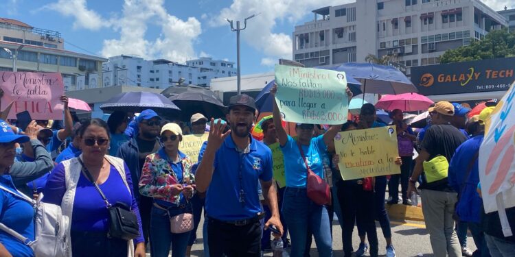 Maestros levantan la voz frente al Minerd por acuerdos pendientes