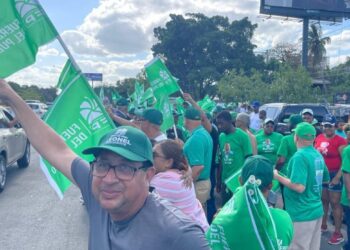 Fuerza del Pueblo recibe a vacacionistas en diferentes puntos del país