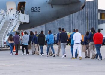 Chile repatría a 53 migrantes colombianos, ecuatorianos y bolivianos
