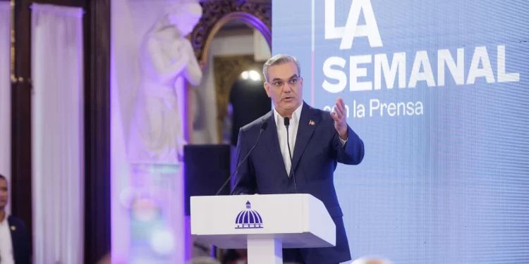 Abinader asegura que “semanalmente” someten miembros de Migración por corrupción