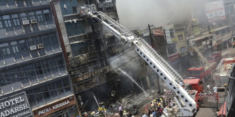 Incendio de hotel en la India deja seis personas muertas y 20 heridas