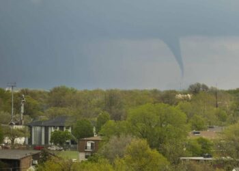 Tornados causan graves daños en los suburbios de Nebraska, EE.UU.