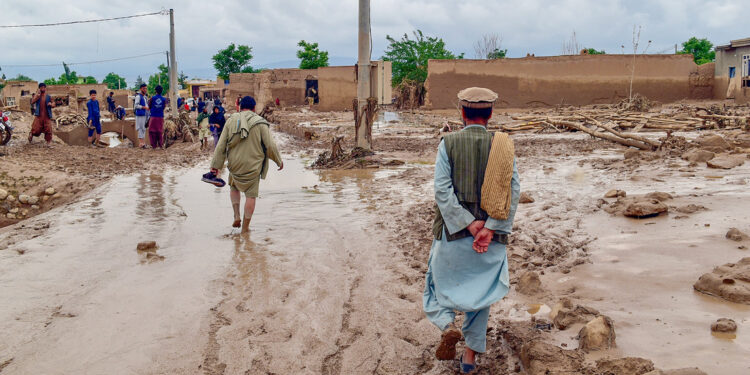 Fuertes inundaciones en Afganistán dejan más de 300 muertos