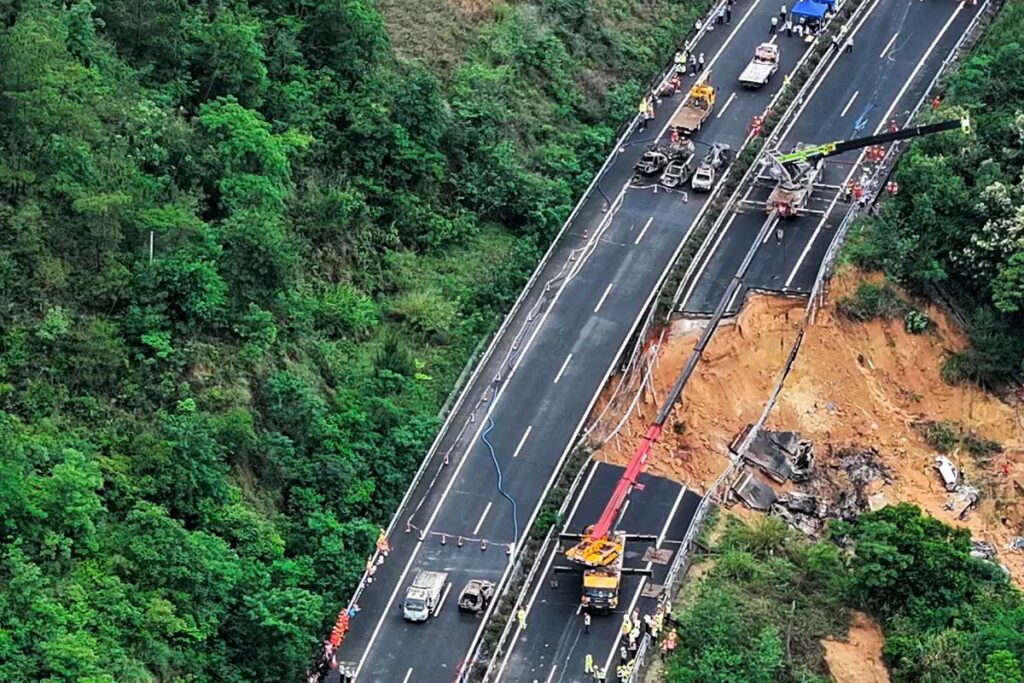 IMG 20240502 WA0099 Casi 50 muertos y 30 heridos tras el colapso de una autopista en China