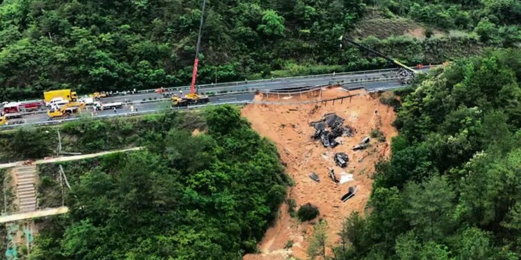 Casi 50 muertos y 30 heridos tras el colapso de una autopista en China