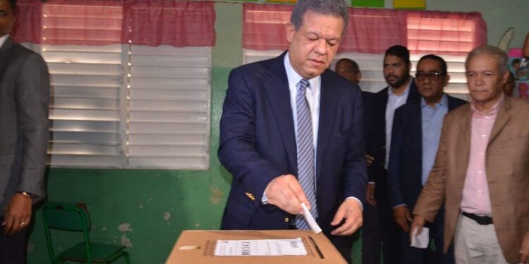 Leonel vota el domingo a las 11:00 a.m. en la escuela República Dominicana