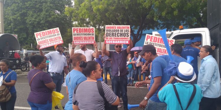 Profesores insisten en aumento de sueldo con protesta frente al Ministerio de Trabajo