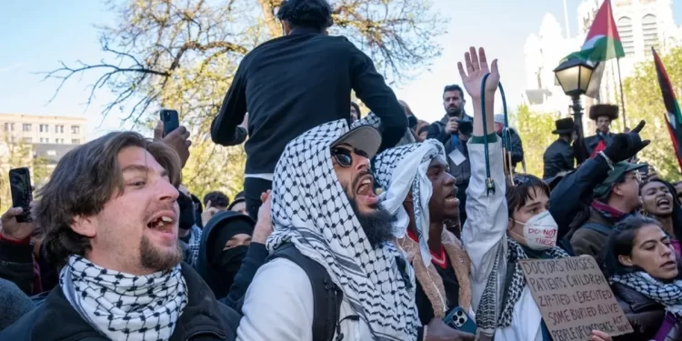 Irán ofrece becas a estudiantes expulsados por protestas propalestinas en EE.UU.