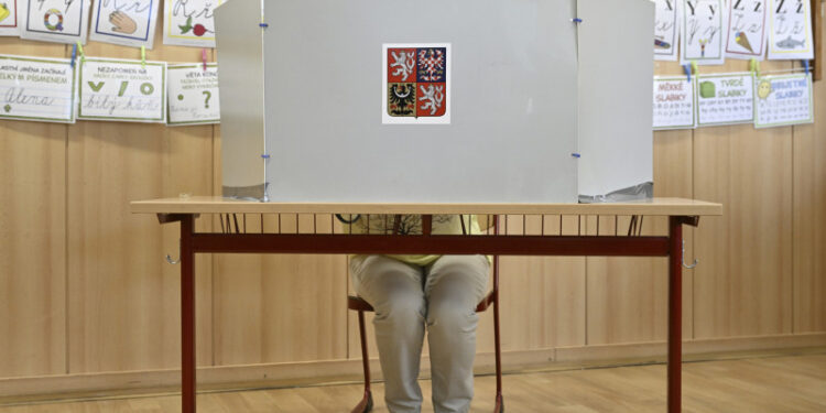 Partido Popular Europeo logra mayoría en elecciones y la ultraderecha expande su influencia