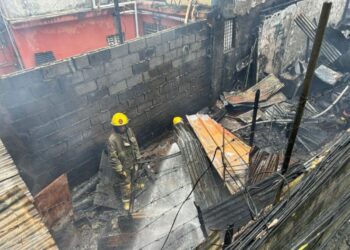 Se incendia fábrica de velas clandestina en una vivienda en el Ensanche Kennedy 