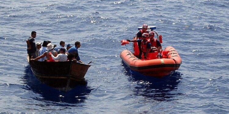 Rescatan a 17 dominicanos tras naufragio en ruta migratoria hacia Puerto Rico