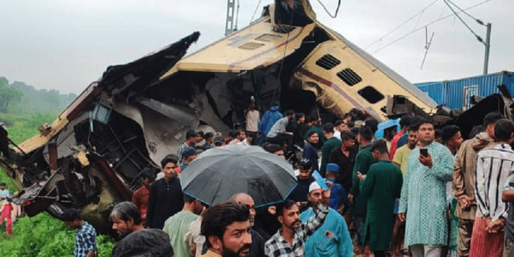 Tragedia ferroviaria en India: 15 muertos y 60 heridos en choque de trenes
