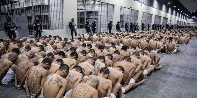 Trasladan 2.000 reos a una cárcel de máxima seguridad en El Salvador 