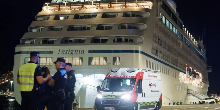 Más de 30 personas mueren de hambre y sed en embarcación rescatada al sur de Canarias