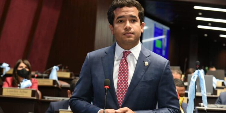 Programa «Mujer Digital»: Omar Fernández ofrece 200 becas para mujeres jóvenes 