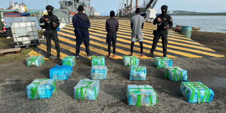 Detienen a tres hombres con 316 paquetes de cocaína en Baní, Peravia