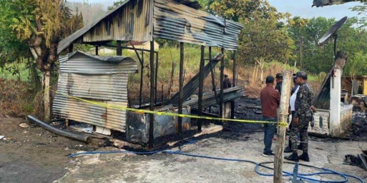 ¡Tragedia en Monseñor Nouel! Dos niños mueren calcinados mientras dormían solos en su casa
