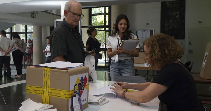 Reportan gran afluencia de votantes en elecciones presidenciales de Venezuela 