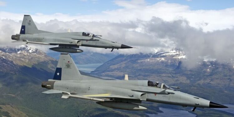 Chile despliega aviones de combate tras supuesta violación de su espacio aéreo