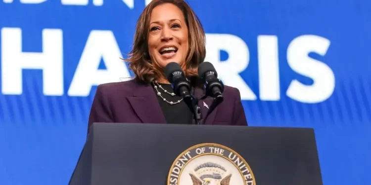 Vicepresidenta Harris asegura que es posible regularizar a migrantes y proteger la frontera