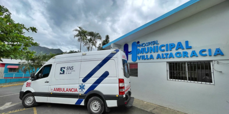 Mujer destruye mobiliario en hospital de Villa Altagracia