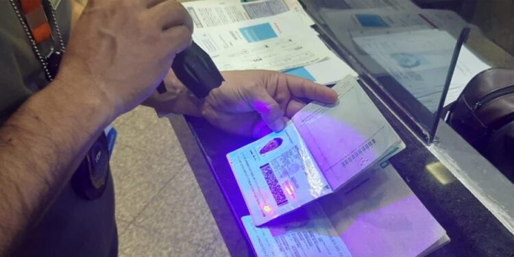 Paraguay detiene a dos dominicanos con pasaportes falsos en aeropuerto