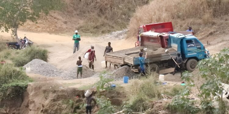 ¡Alarma! Haitianos intensifican extracción de arena en el río Masacre