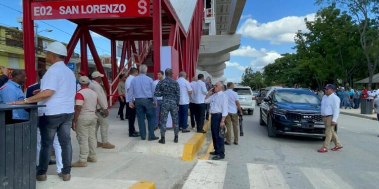 Abinader conduce primer recorrido con pasajeros del Monorriel de Santiago