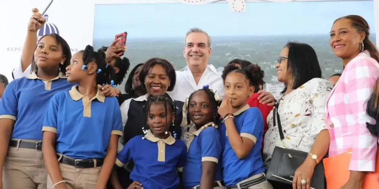 Este lunes inicia el año escolar 2024-2025; Abinader inaugura escuela en el DN 
