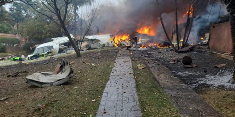 Avión con 62 personas a bordo se estrella en un área residencial en Brasil
