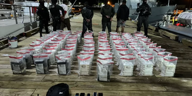 Ocupan más de media tonelada de drogas frente a las costas de Peravia