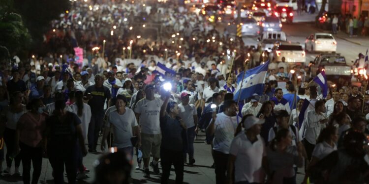 Miles de hondureños exigen la renuncia de la presidenta Xiomara Castro