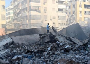 Explosiones sacuden Beirut tras ataque israelí; combates en el sur del Líbano