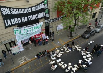 Universitarios en Argentina inician paro nacional de 48 horas por salarios y recortes