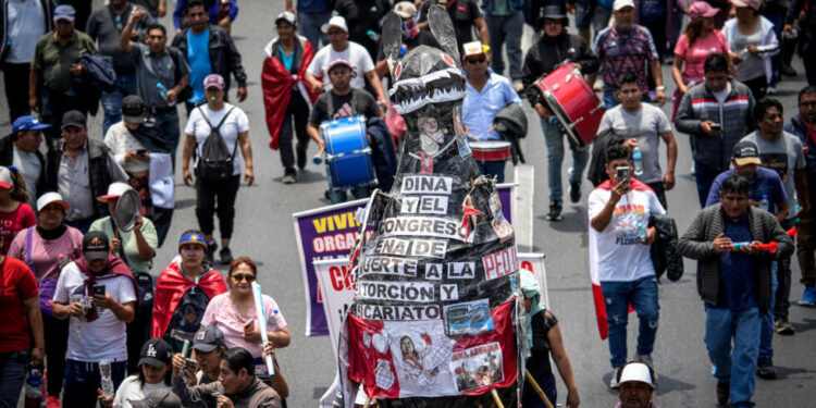 Transportistas de Perú convocan a paro nacional indefinido