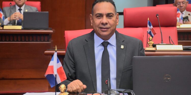 Senador Tineo apoya proyecto de CAID para niños con TEA en SPM