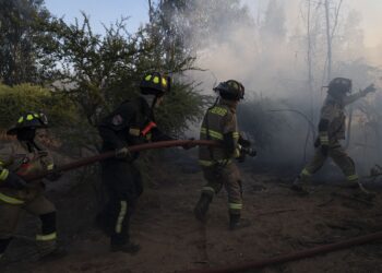 Chile decreta alerta roja en Valparaíso por los incendios forestales 