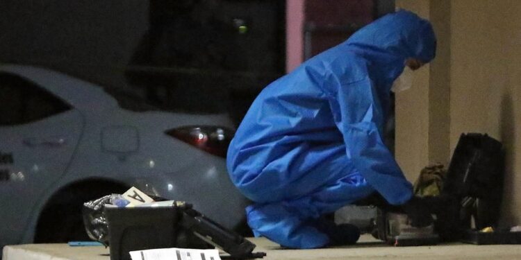 Encuentran a 11 personas asesinadas en camioneta abandonada en México